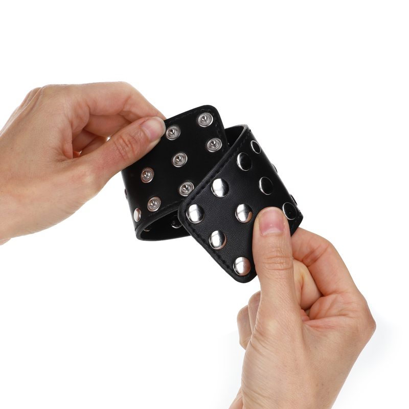 KINK - ATTACHES DE POIGNET AVEC FERMETURE À PRESSION PLEINES DE RIVETS NOIRES RÉGLABLES 19-24 CM X 5,5 CM