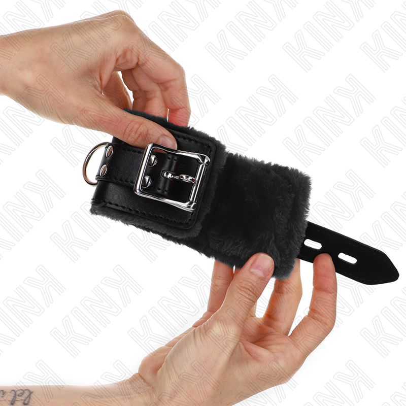KINK - SUJECIONES DE MUÑECA CON FORRO DE PIEL NEGRO CON CINTURÓN NEGRO AJUSTABLE 17-29 CM X 6 CM