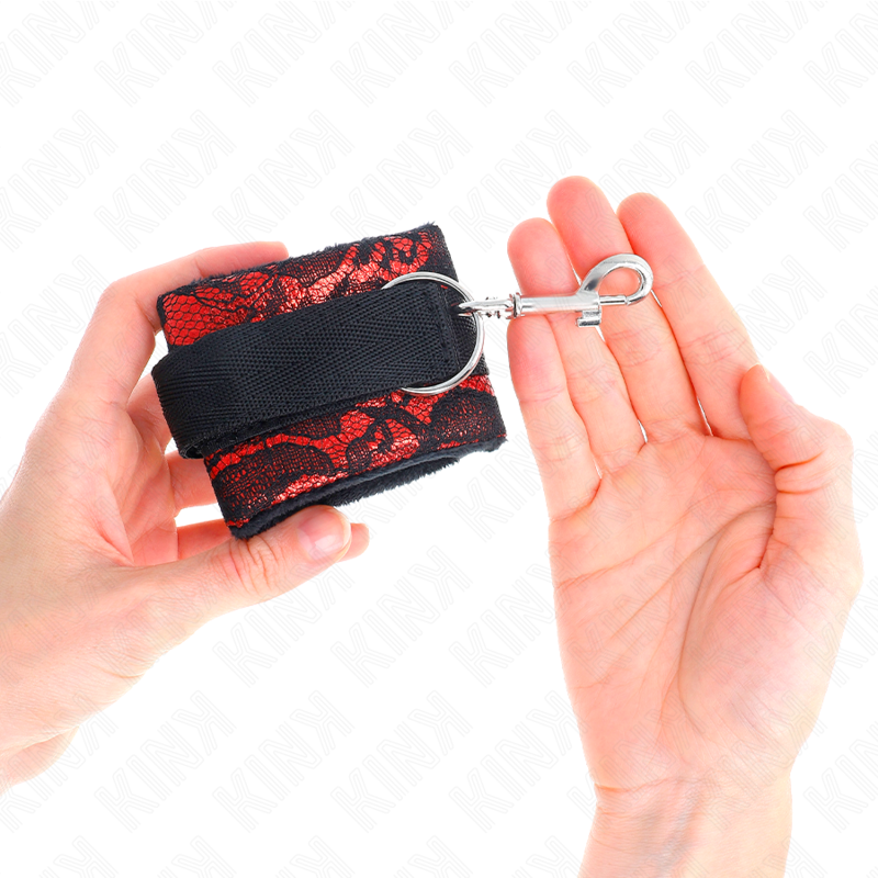 KINK - ATTACHES DE POIGNET COURTES EN VELOURS ET DENTELLE ET LIEN EN NYLON ROUGE / NOIR 23 X 6,5 CM